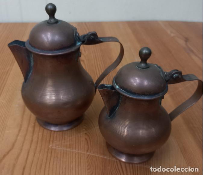 Antig&uuml;edades: 2 JARRAS ANIGUAS DE COBRE, TETERA - Foto 1