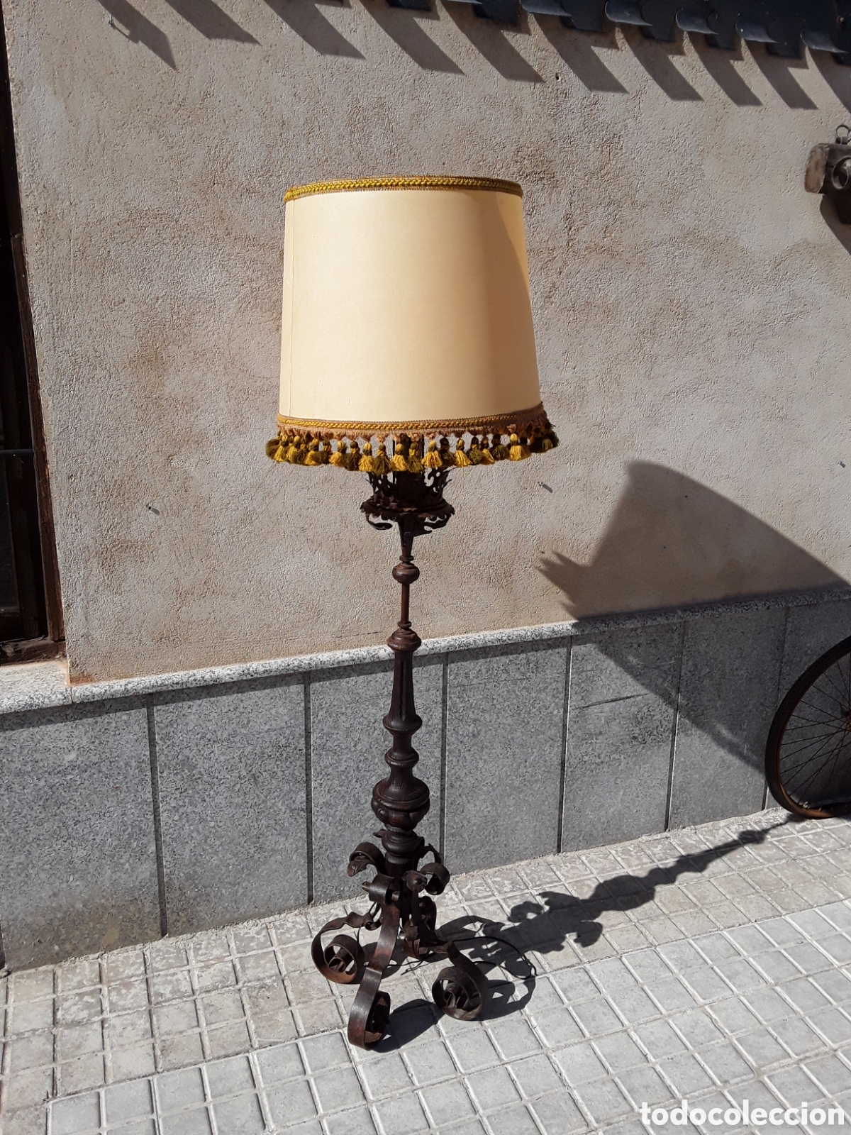 Antig&uuml;edades: L&aacute;mpara de pie, forja y madera - Foto 2
