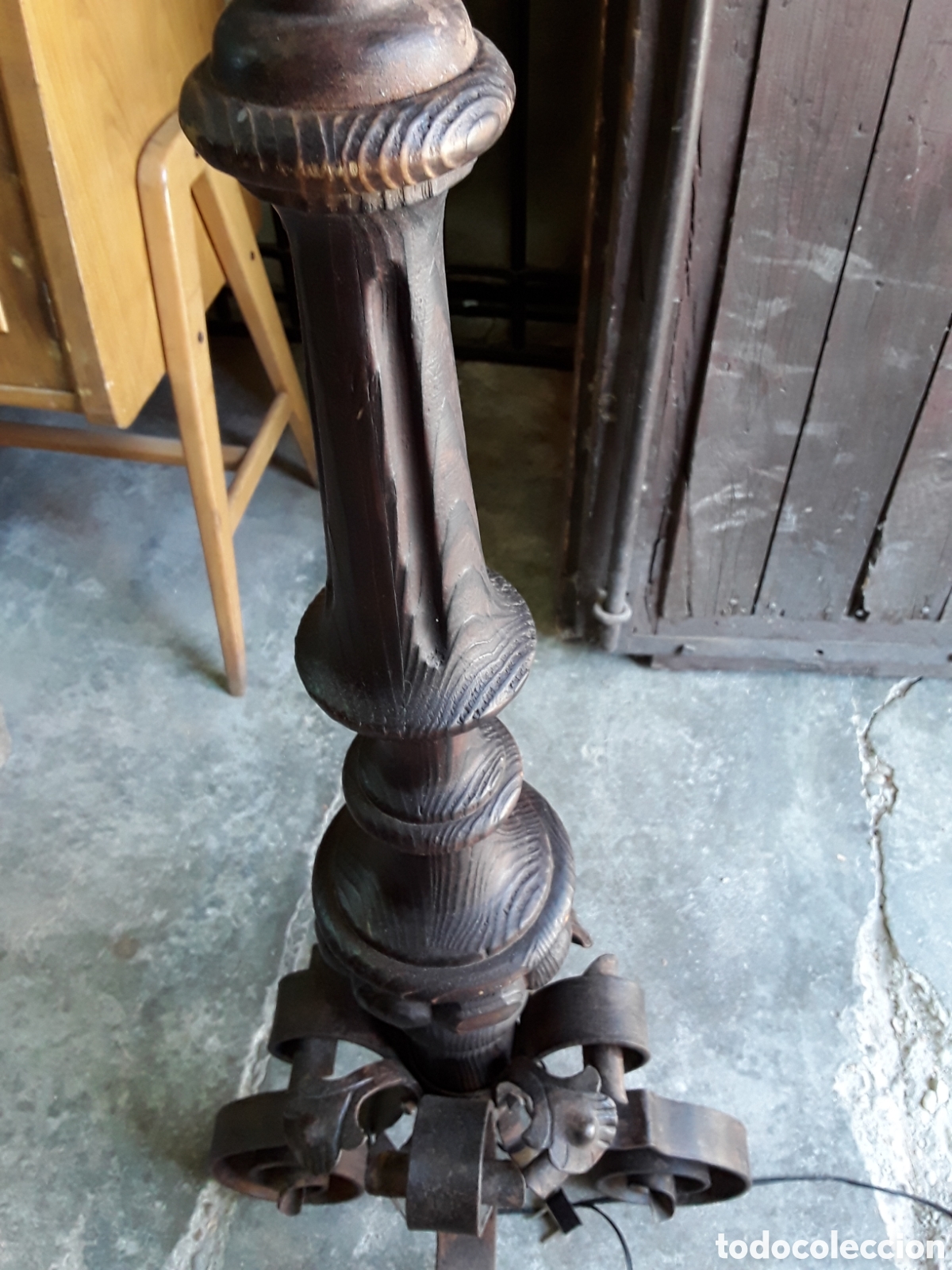 Antig&uuml;edades: L&aacute;mpara de pie, forja y madera - Foto 4