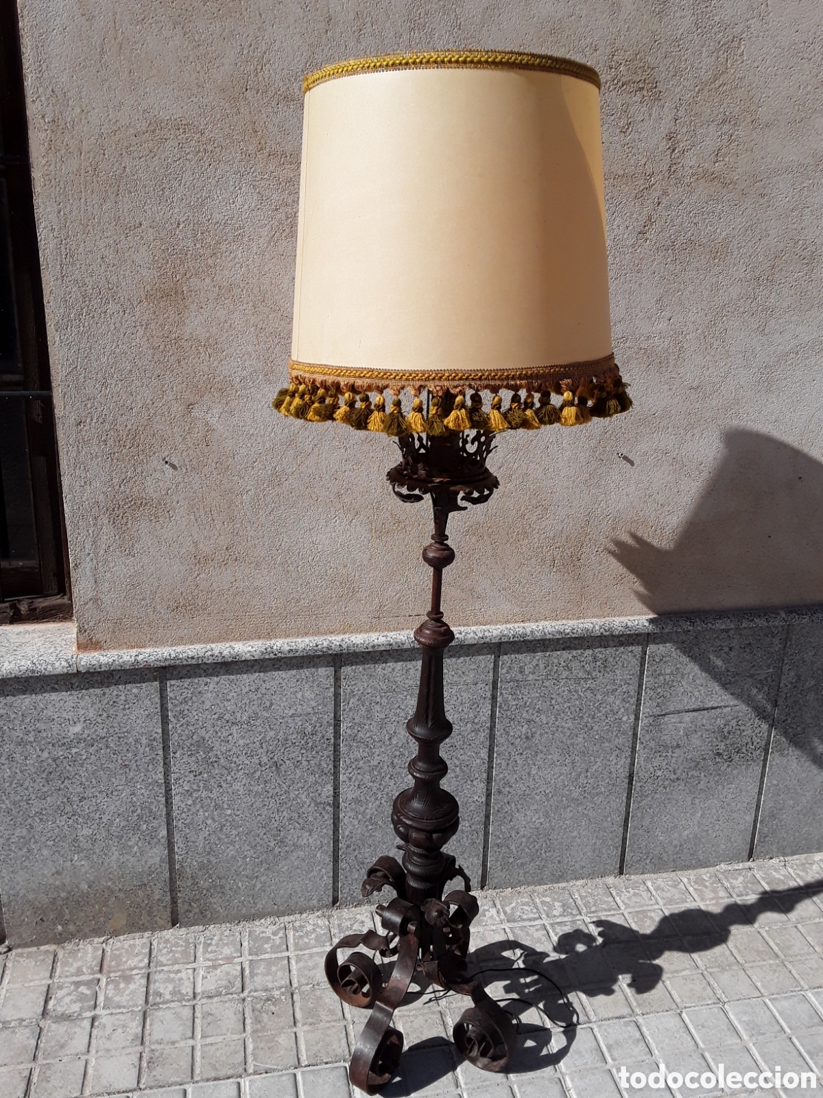 Antig&uuml;edades: L&aacute;mpara de pie, forja y madera - Foto 1