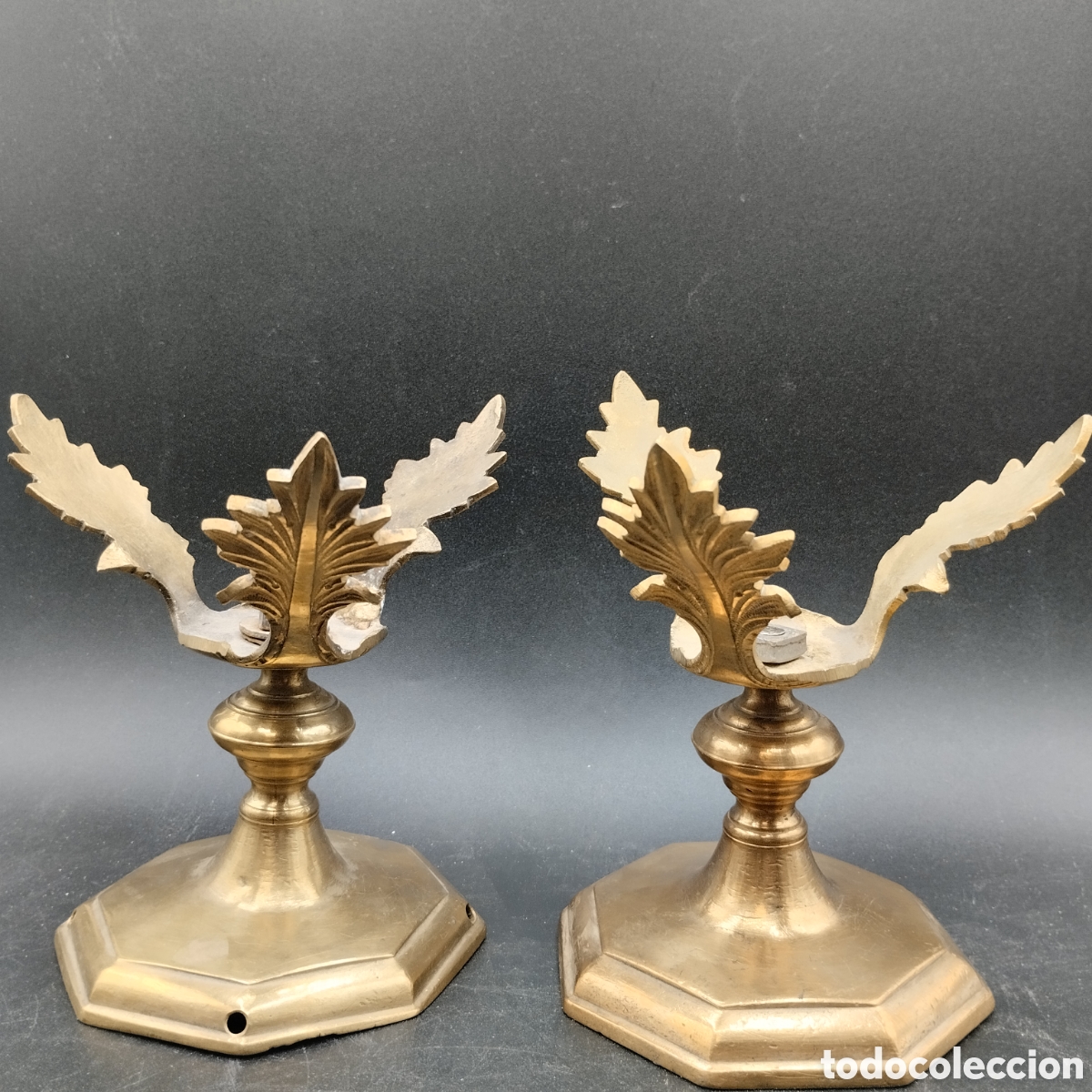 Antig&uuml;edades: Pareja de ornamentos siglo XVIII en bronce. Posiblemente para liturgia. 14 cms altura