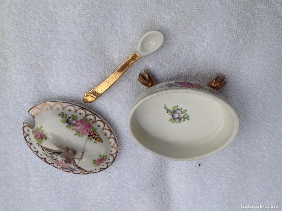 Antig&uuml;edades: Especiero de mesa con cucharilla, de porcelana - Foto 2