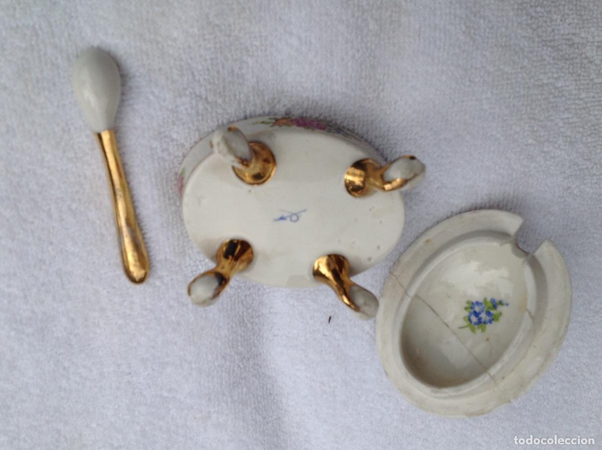 Antig&uuml;edades: Especiero de mesa con cucharilla, de porcelana - Foto 3