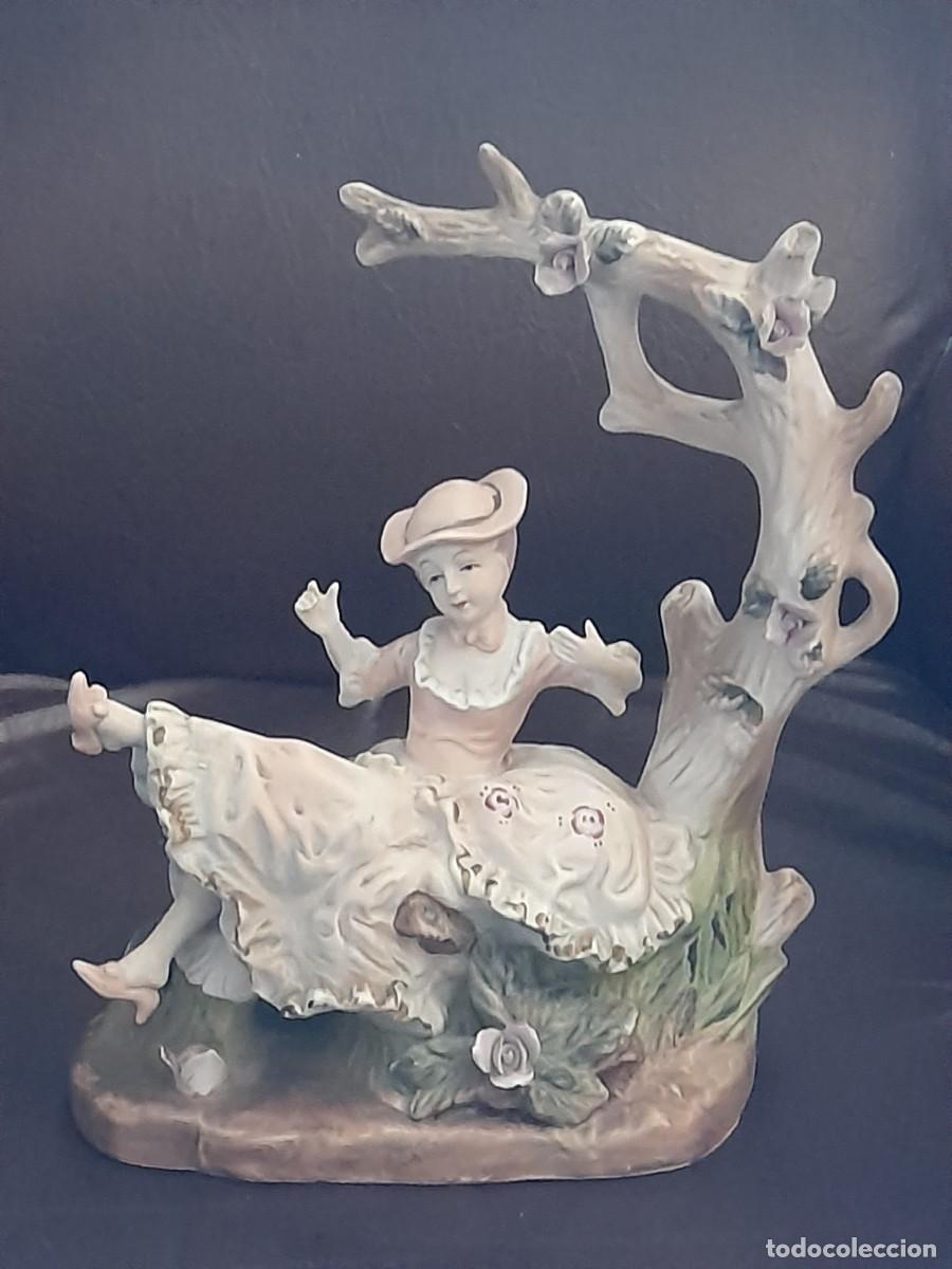 Antig&uuml;edades: Mujer en el columpio de Fragonard de biscuit - Foto 1