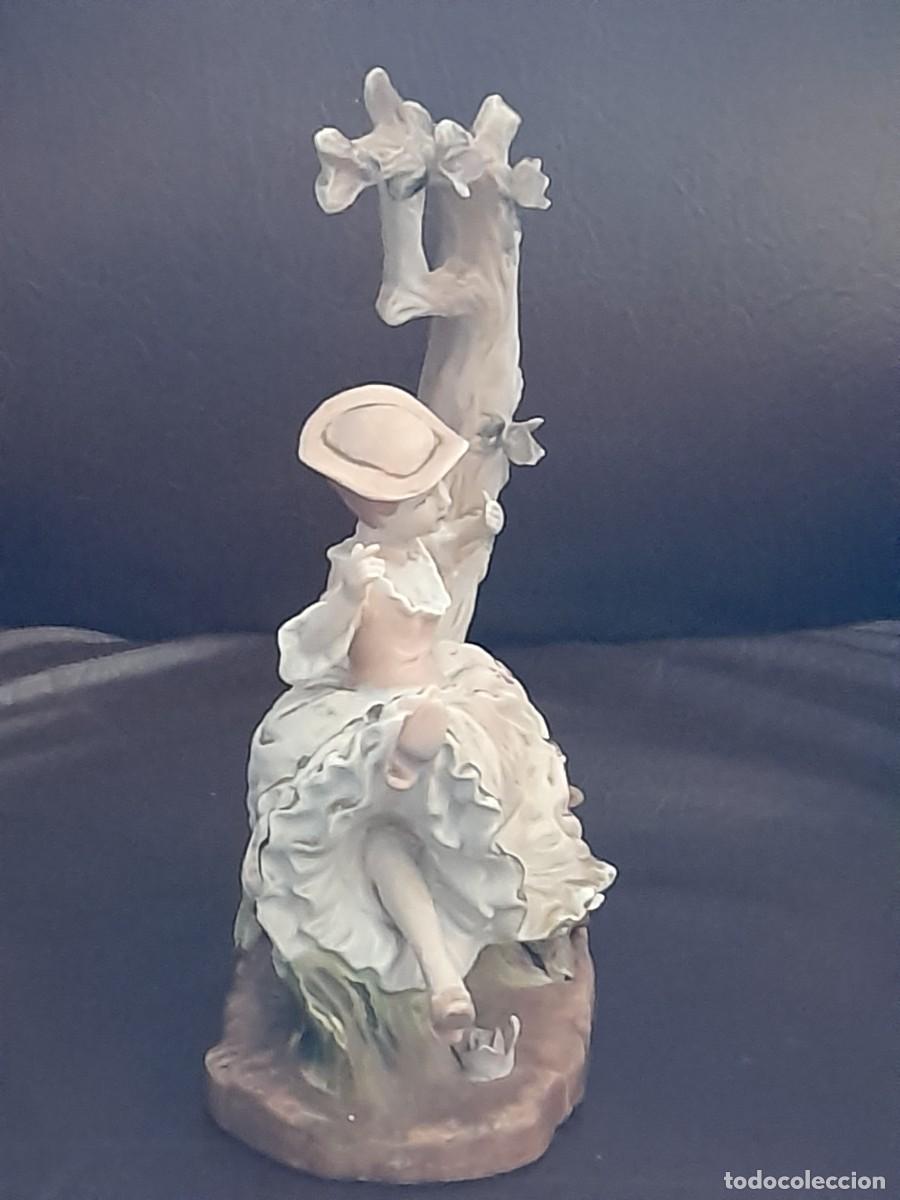 Antig&uuml;edades: Mujer en el columpio de Fragonard de biscuit - Foto 2