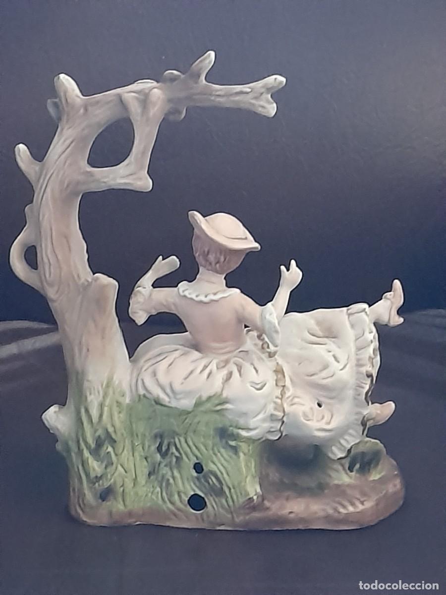 Antig&uuml;edades: Mujer en el columpio de Fragonard de biscuit - Foto 3
