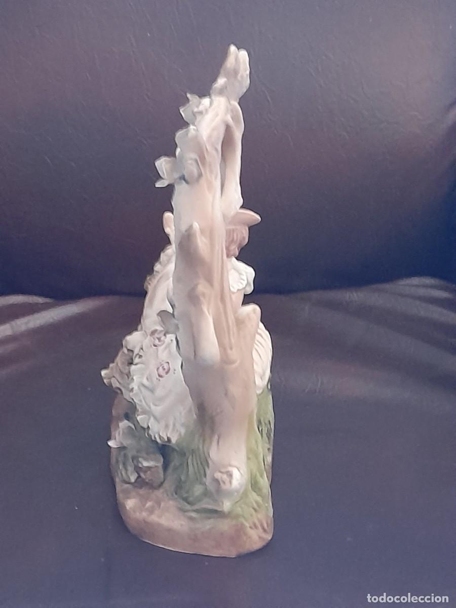 Antig&uuml;edades: Mujer en el columpio de Fragonard de biscuit - Foto 4