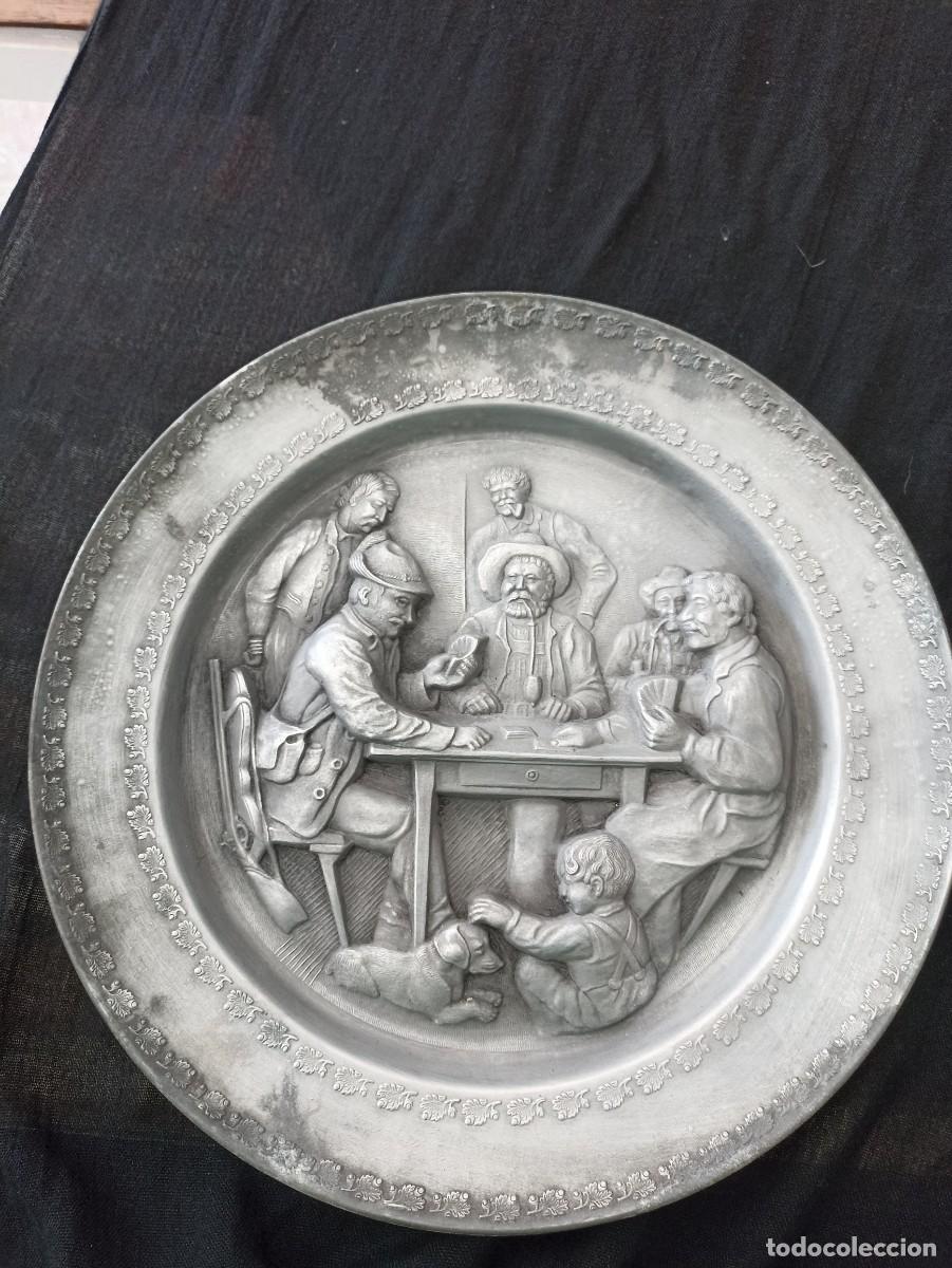 Antig&uuml;edades: Plato de peltre. Escena de taberna. 30 cms. Sellos