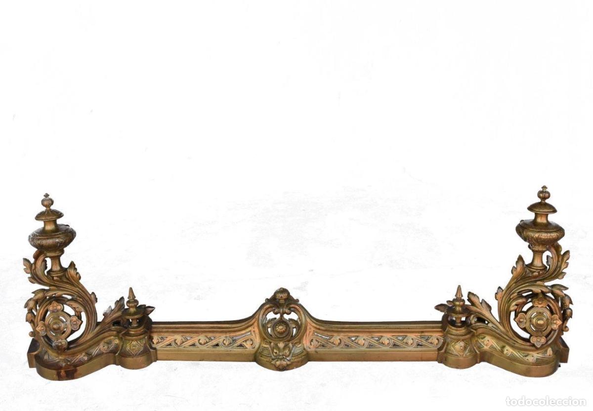 Antig&uuml;edades: Chenets bronze style Louis XV &agrave; d&eacute;cor de feuilles d'acanthes XIX&egrave;me (paire)