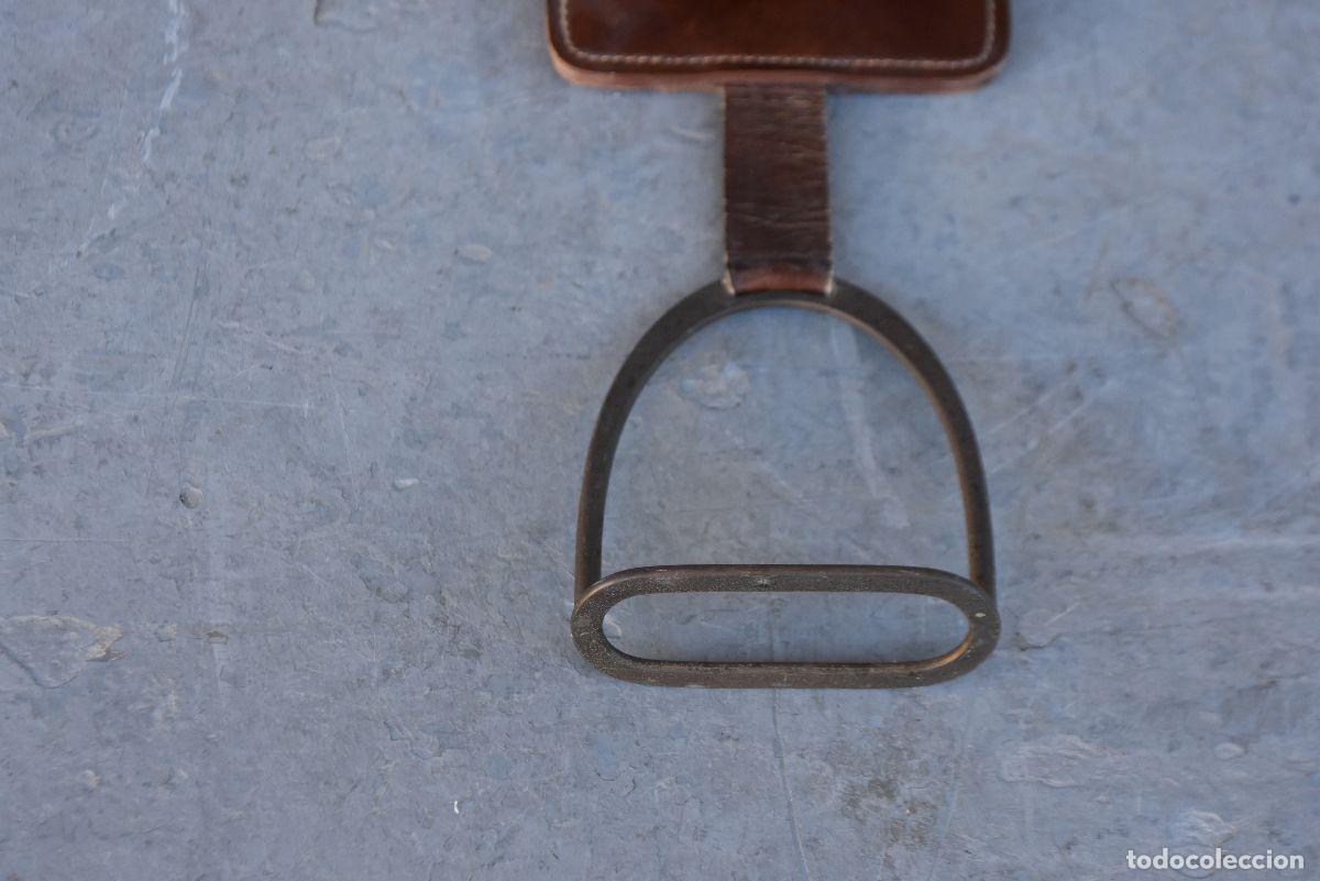 Antig&uuml;edades: Porte-revue en cuir formant &eacute;trier - Foto 2