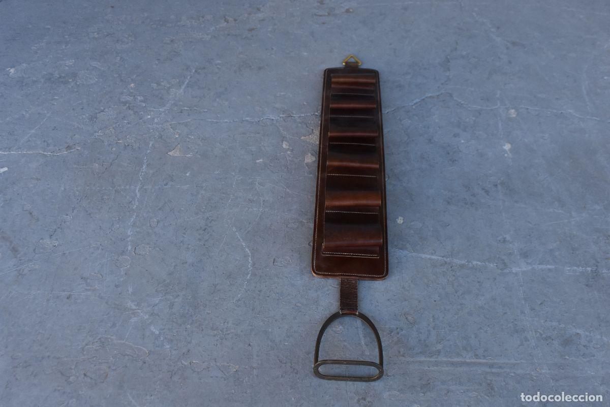 Antig&uuml;edades: Porte-revue en cuir formant &eacute;trier - Foto 4