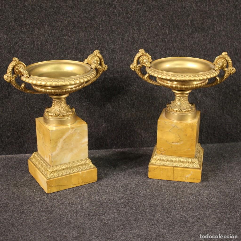Antig&uuml;edades: Par de centros de mesa de bronce dorado y m&aacute;rmol amarillo - Foto 1