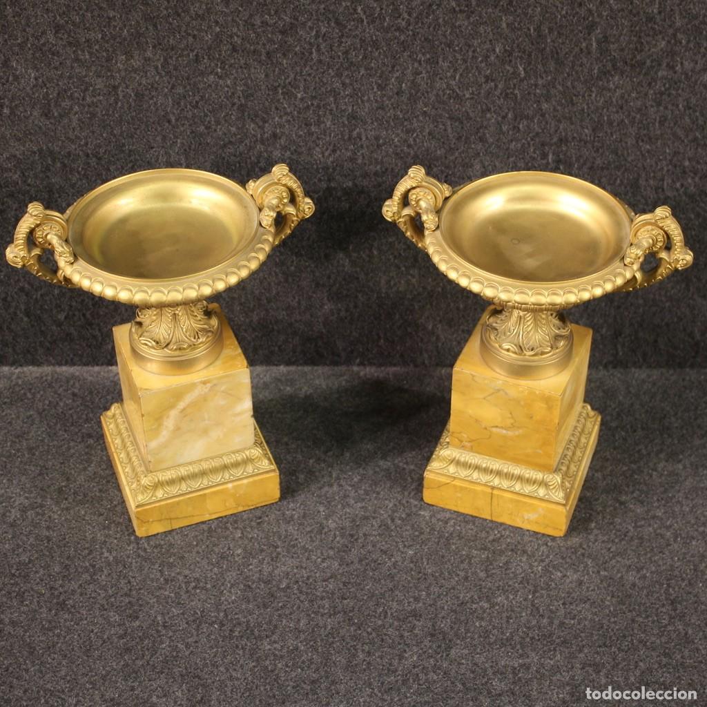 Antig&uuml;edades: Par de centros de mesa de bronce dorado y m&aacute;rmol amarillo - Foto 2