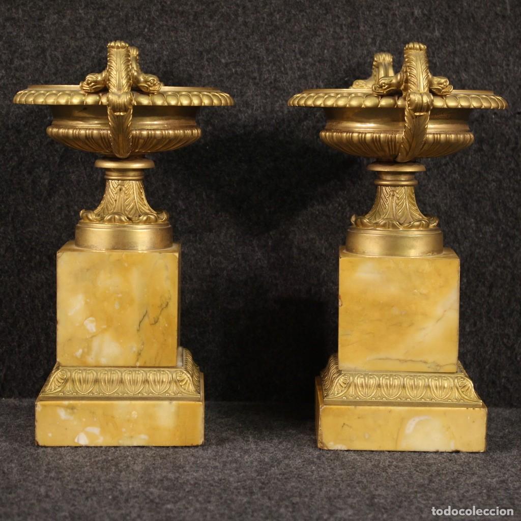 Antig&uuml;edades: Par de centros de mesa de bronce dorado y m&aacute;rmol amarillo - Foto 3