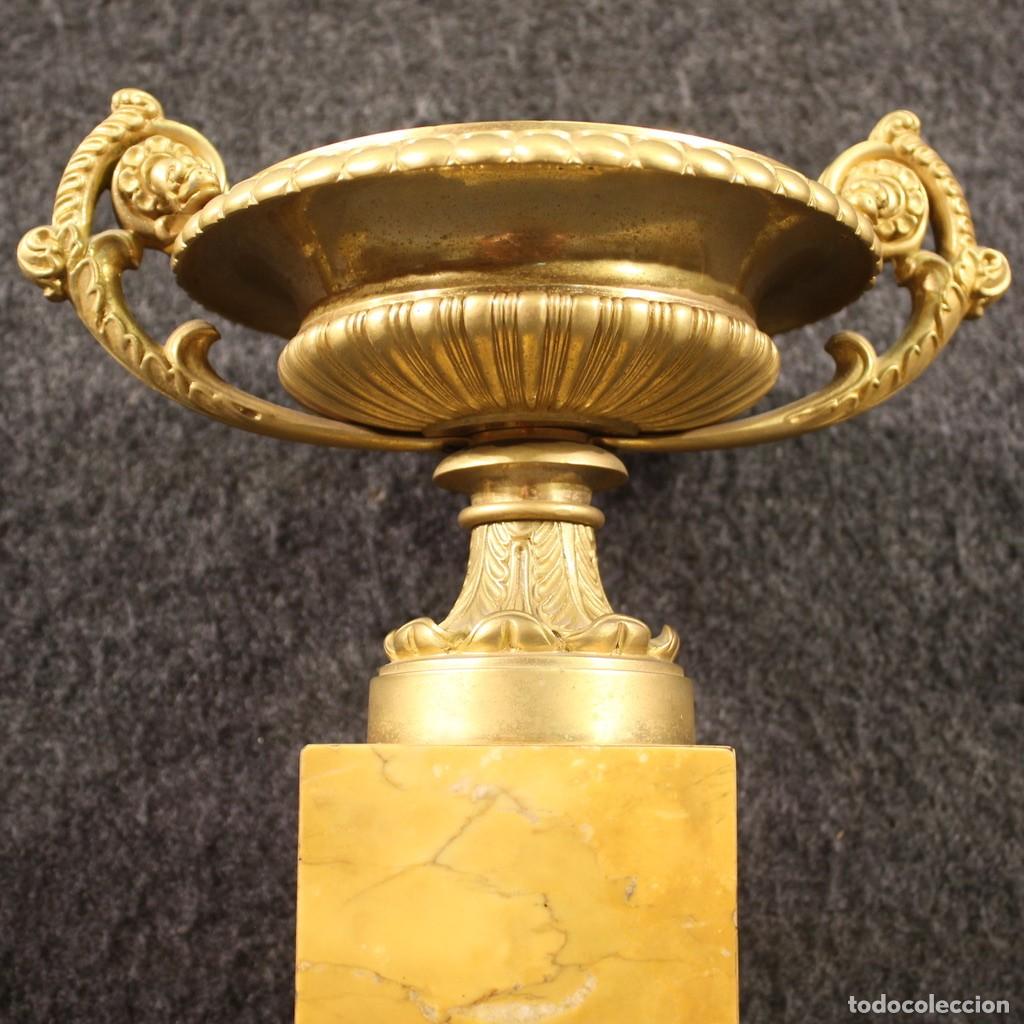 Antig&uuml;edades: Par de centros de mesa de bronce dorado y m&aacute;rmol amarillo - Foto 4