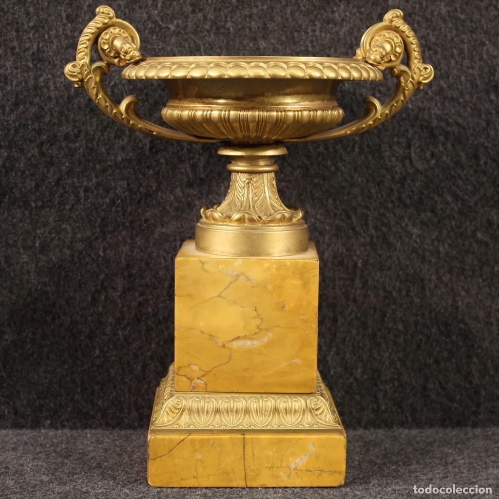 Antig&uuml;edades: Par de centros de mesa de bronce dorado y m&aacute;rmol amarillo - Foto 5