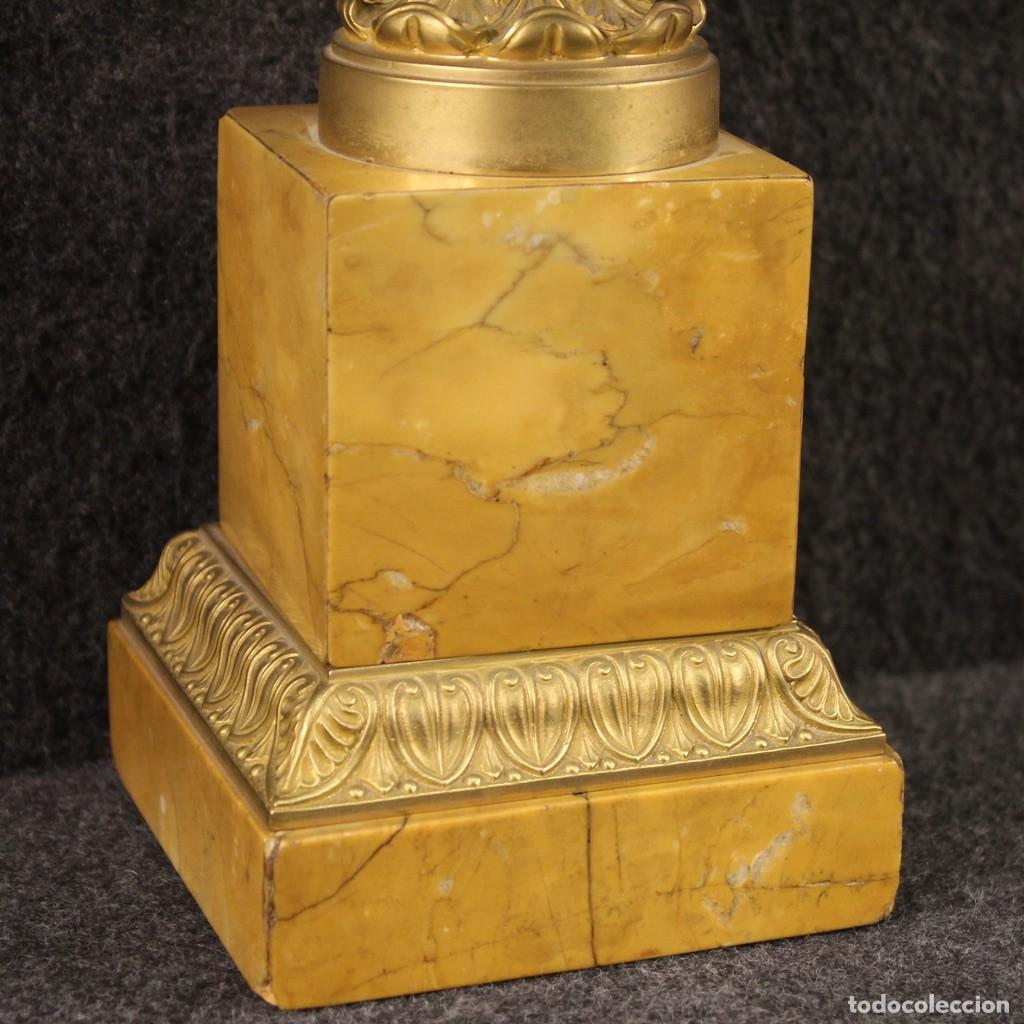 Antig&uuml;edades: Par de centros de mesa de bronce dorado y m&aacute;rmol amarillo - Foto 6