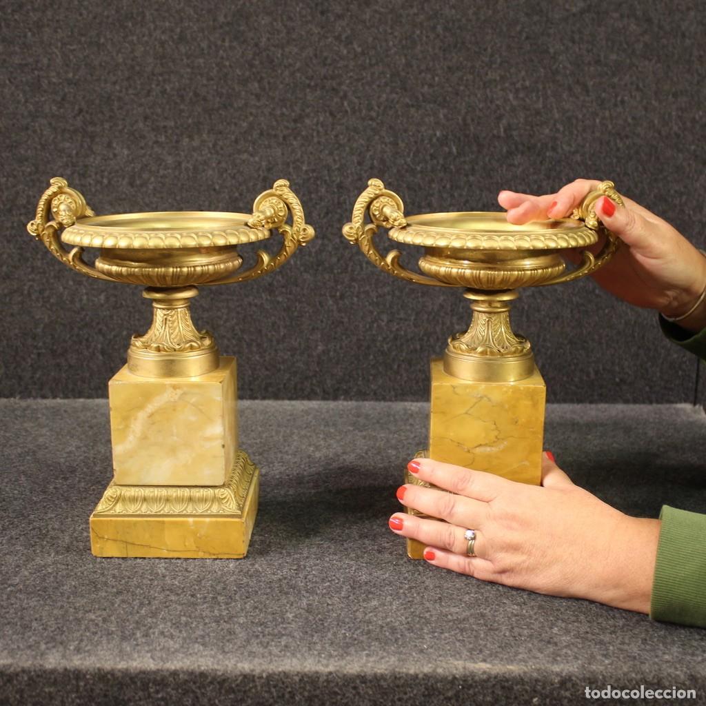 Antig&uuml;edades: Par de centros de mesa de bronce dorado y m&aacute;rmol amarillo - Foto 7