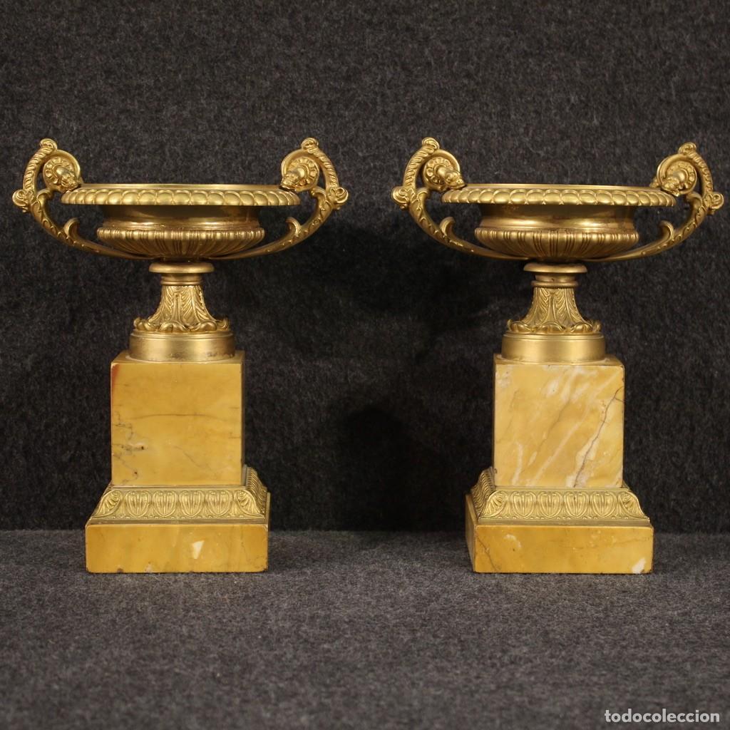 Antig&uuml;edades: Par de centros de mesa de bronce dorado y m&aacute;rmol amarillo - Foto 8