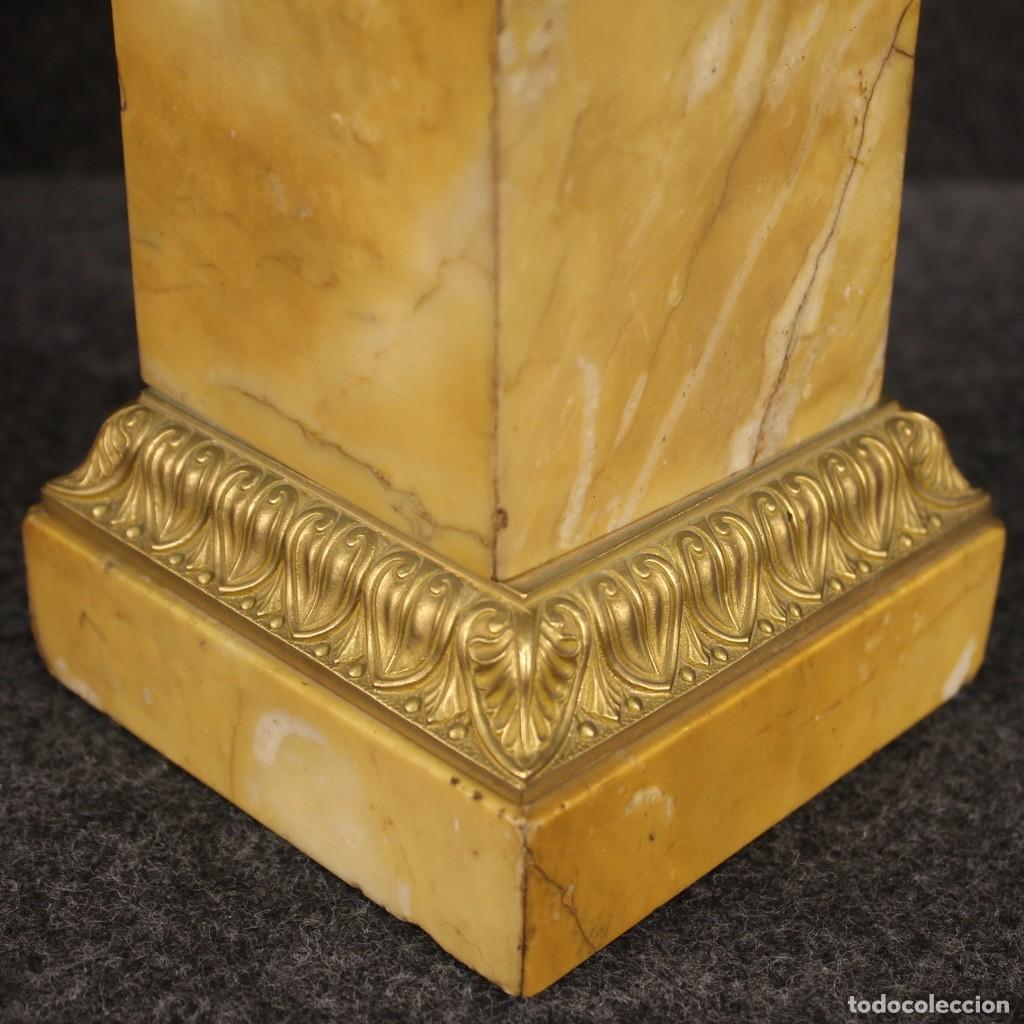 Antig&uuml;edades: Par de centros de mesa de bronce dorado y m&aacute;rmol amarillo - Foto 10