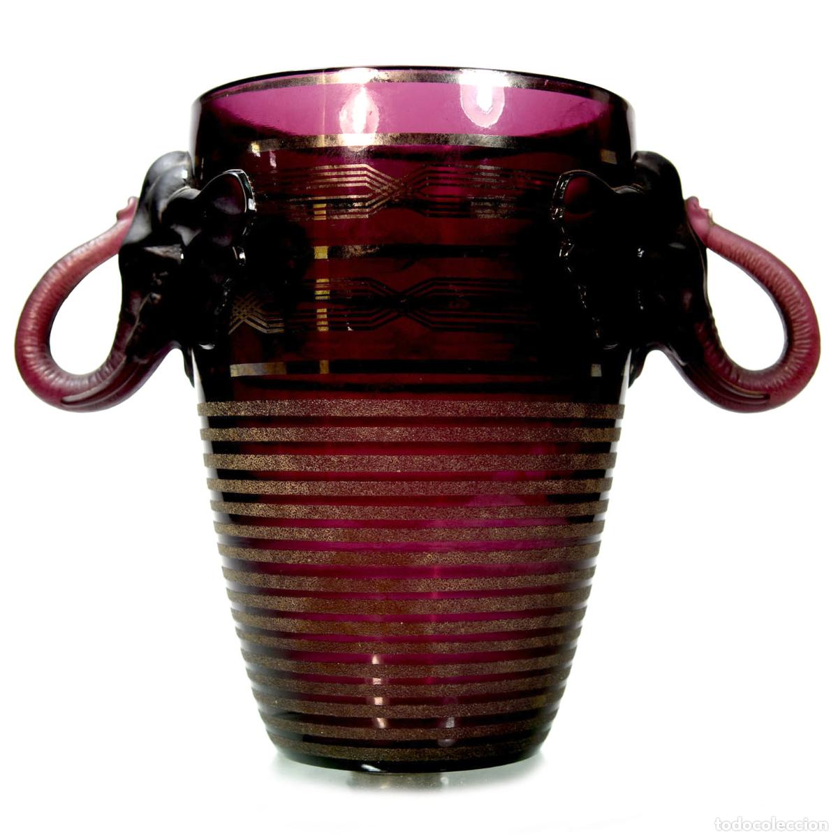 Antig&uuml;edades: Vase &agrave; anse en verre violet aux &eacute;l&eacute;phants - Foto 3