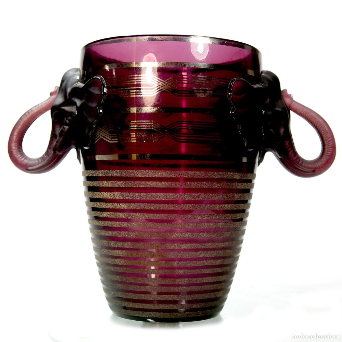 Antig&uuml;edades: Vase &agrave; anse en verre violet aux &eacute;l&eacute;phants - Foto 1