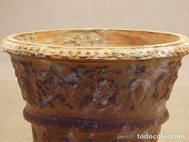 Antig&uuml;edades: Vase de jardin en terre cuite sculpt&eacute; - Foto 2