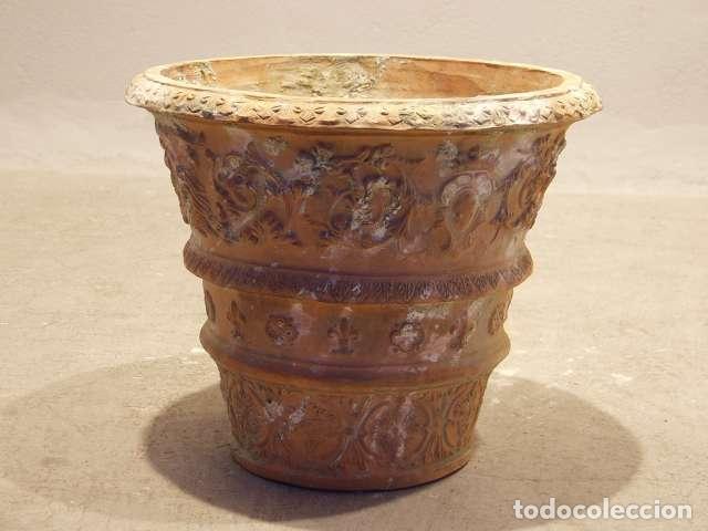 Antig&uuml;edades: Vase de jardin en terre cuite sculpt&eacute; - Foto 1