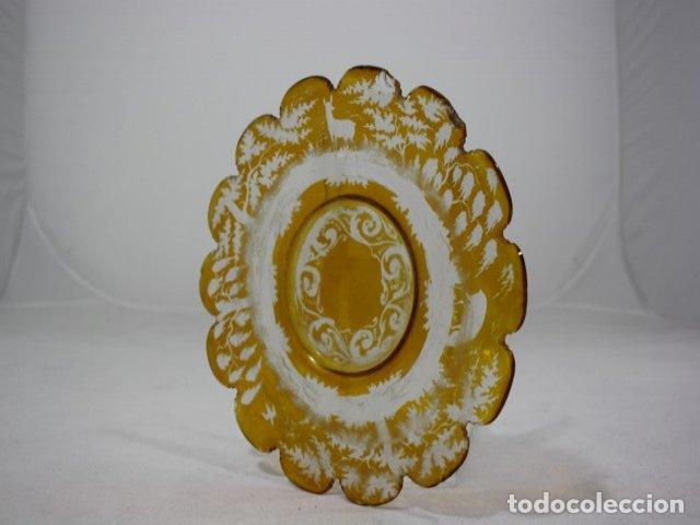 Antig&uuml;edades: Assiette en cristal grav&eacute; de boh&egrave;me - Foto 3
