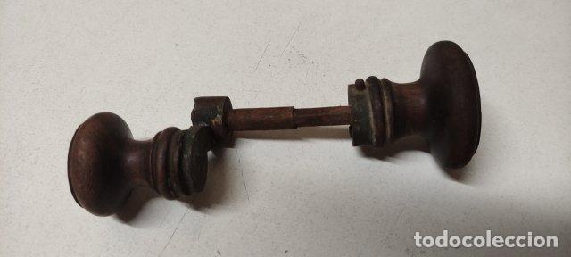 Antig&uuml;edades: ANTIGUAS MANILLAS EN MADERA Y BRONCE - Foto 2