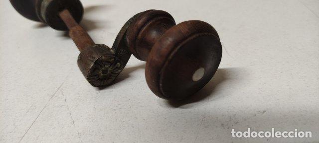 Antig&uuml;edades: ANTIGUAS MANILLAS EN MADERA Y BRONCE - Foto 1