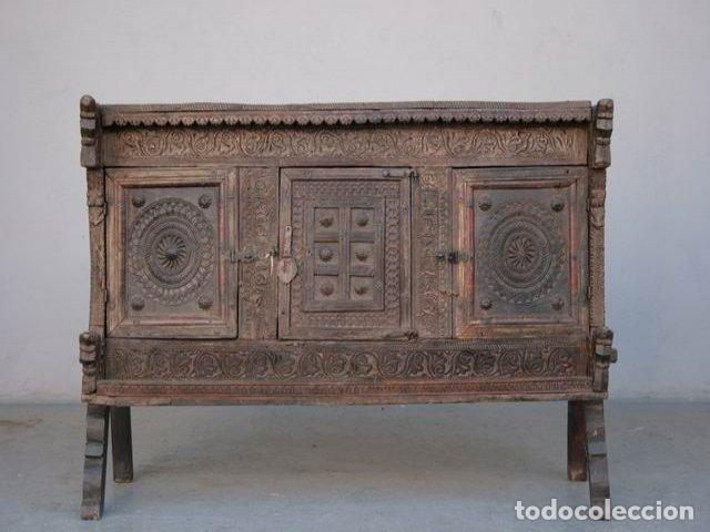 Antig&uuml;edades: Coffre bois sculpt&eacute; &eacute;l&eacute;ments anciens - Foto 2