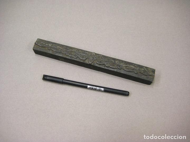 Antig&uuml;edades: SELLO DE IMPRENTA PARA TINTA CON LA LETRA ADORNO ALARGADO DE APROXIMADAMENTE 23.5 CM. DE LARGO
