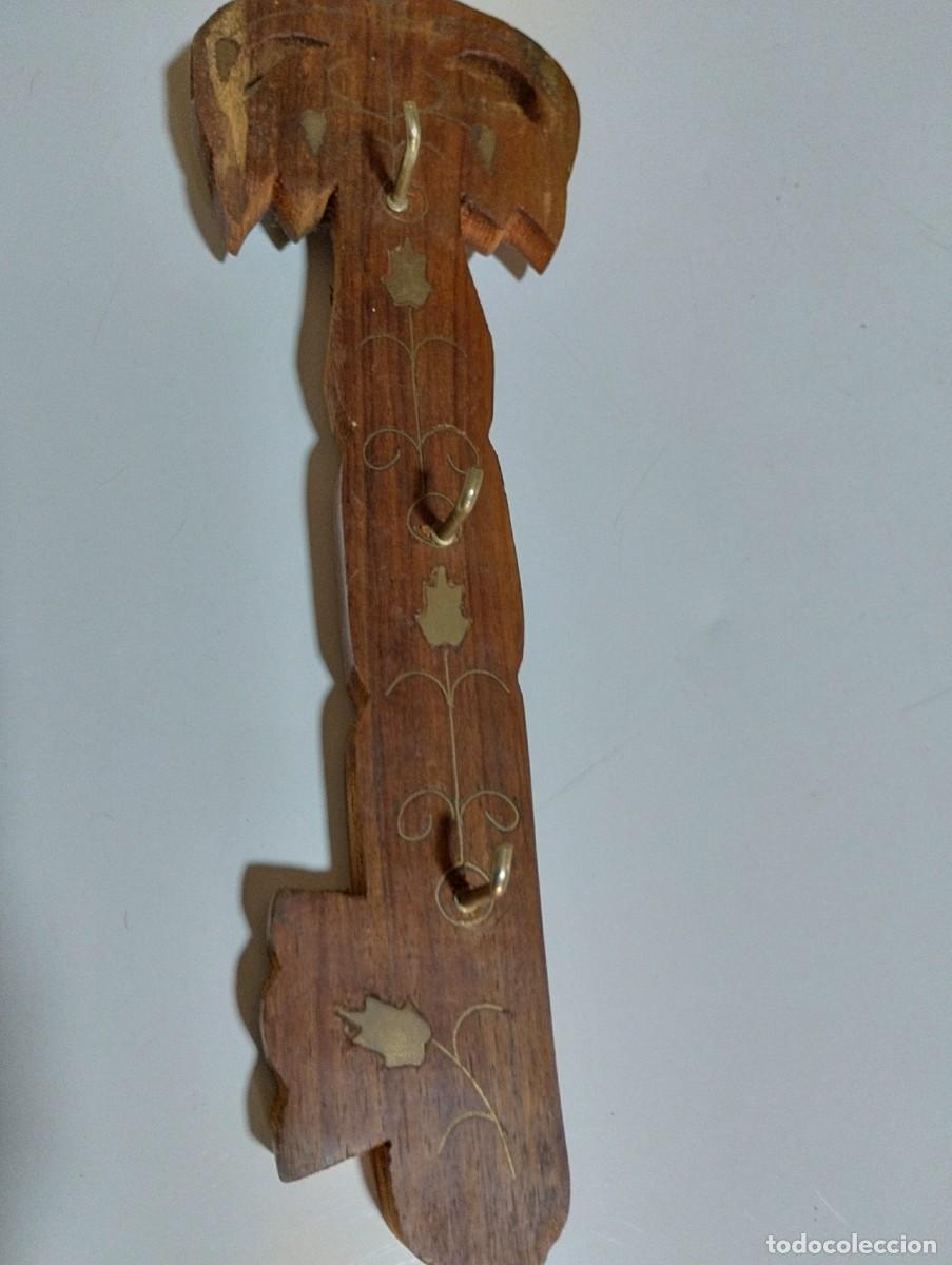 Antig&uuml;edades: CUELGALLAVES DE MADERA CON INCRUSTACIONES DE BRONCE - Foto 1