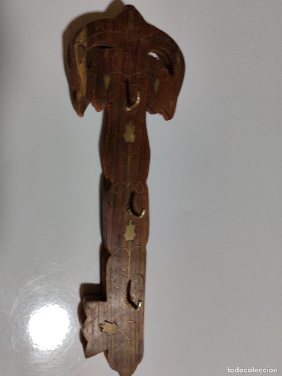 Antig&uuml;edades: CUELGALLAVES DE MADERA CON INCRUSTACIONES DE BRONCE - Foto 2