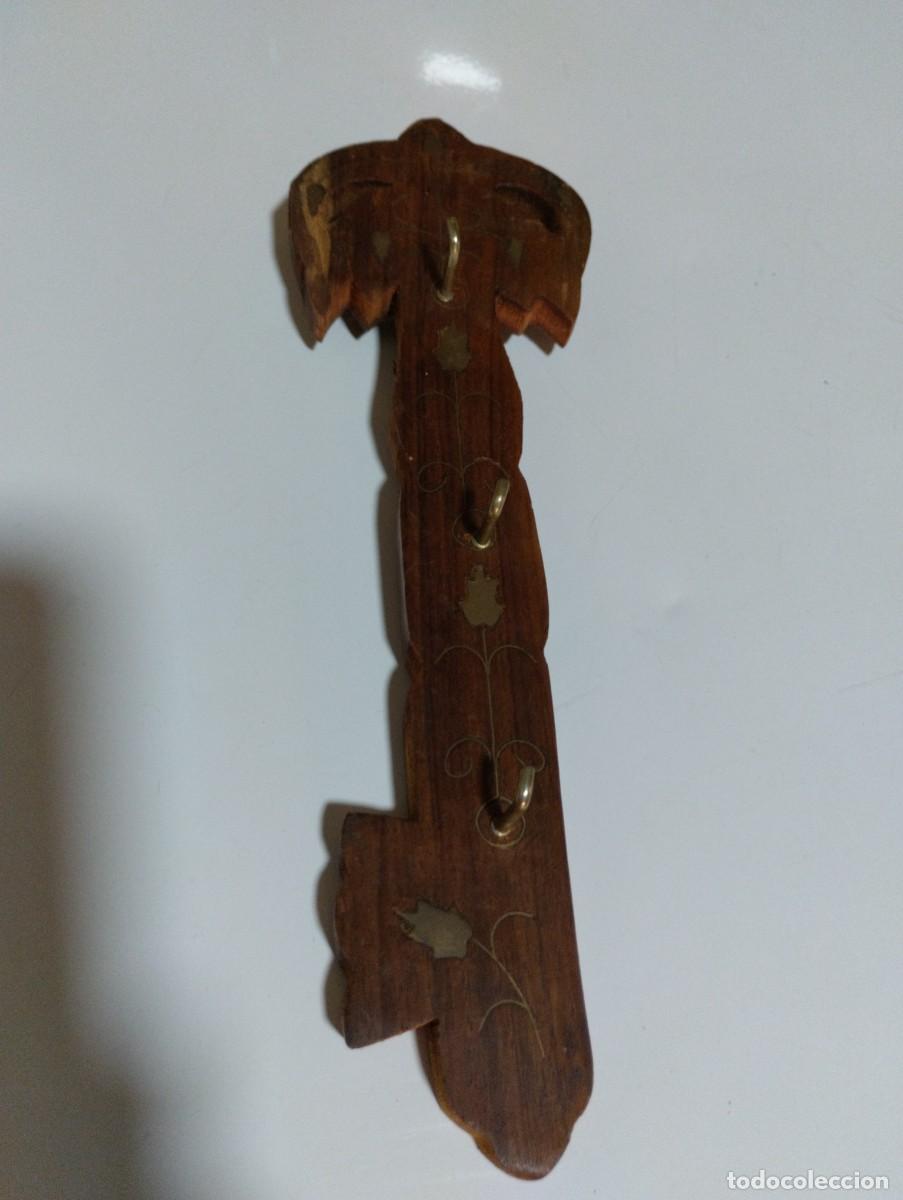 Antig&uuml;edades: CUELGALLAVES DE MADERA CON INCRUSTACIONES DE BRONCE - Foto 3
