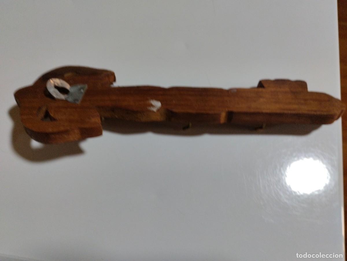 Antig&uuml;edades: CUELGALLAVES DE MADERA CON INCRUSTACIONES DE BRONCE - Foto 4