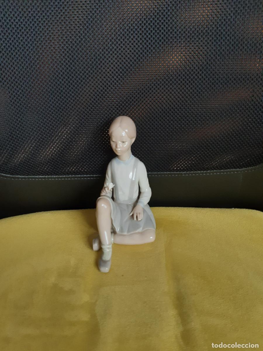 Antig&uuml;edades: Figura Lladr&oacute; ni&ntilde;a sentada - Foto 1