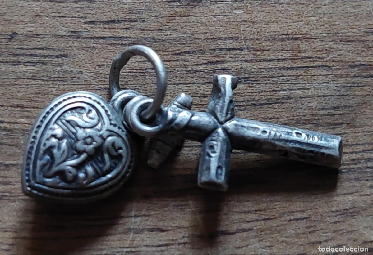 Antig&uuml;edades: Antigua medalla plata coraz&oacute;n y cruz - Foto 1