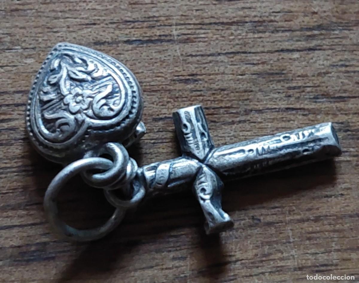 Antig&uuml;edades: Antigua medalla plata coraz&oacute;n y cruz - Foto 2