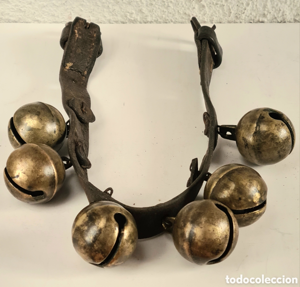 collar de cuero y 6 cascabeles grandes para cab - Acheter Antiquités  équestres et matériel d'équitation ancien sur todocoleccion