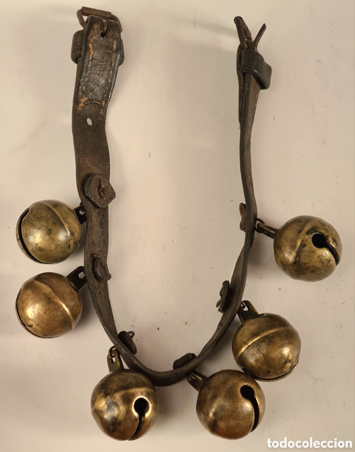 collar de cuero y 6 cascabeles grandes para cab - Acheter Antiquités  équestres et matériel d'équitation ancien sur todocoleccion