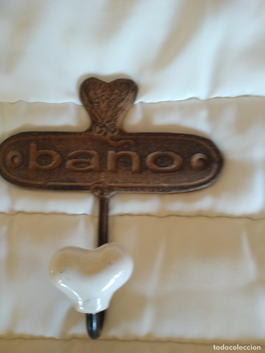 Antig&uuml;edades: Perchas de hierro y porcelana.