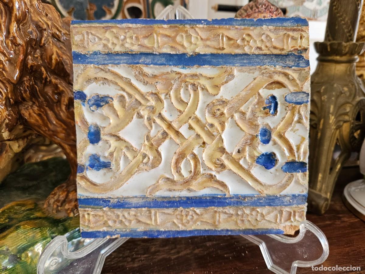 Antig&uuml;edades: Azulejo reflejo de oro siglo XIX - Foto 1