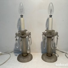 Antigüedades: PAREJA DE LAMPARAS DE CRISTAL TALLADO DE SOBREMESA ANTIGUAS.