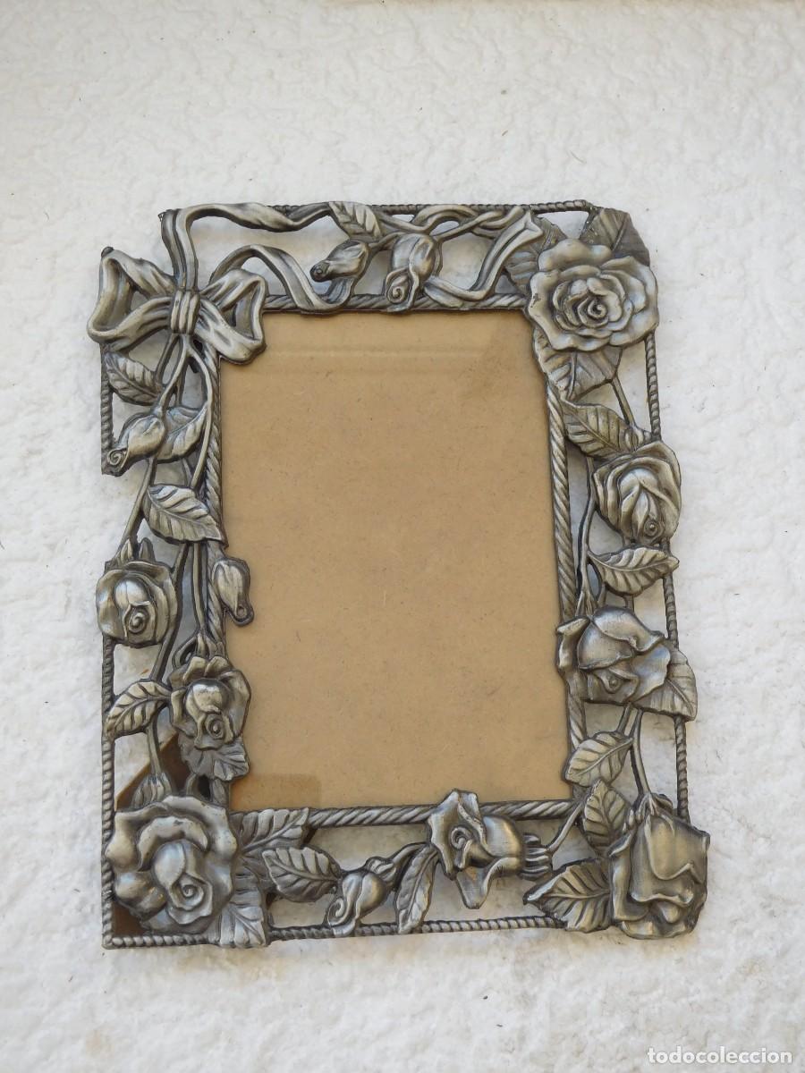 Antig&uuml;edades: MARCO DE BRONCE PLATEADO CON ROSAS. - Foto 1