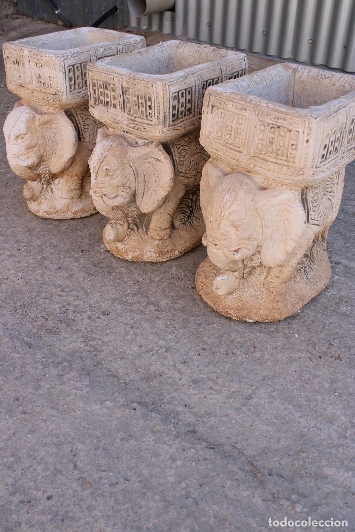 Antig&uuml;edades: 3 maceteros, 3 elefantes de piedra artificial - Foto 2