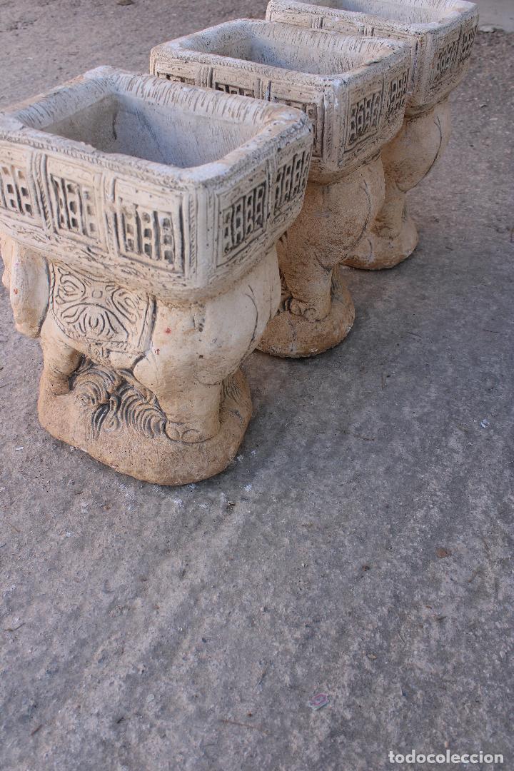 Antig&uuml;edades: 3 maceteros, 3 elefantes de piedra artificial - Foto 3