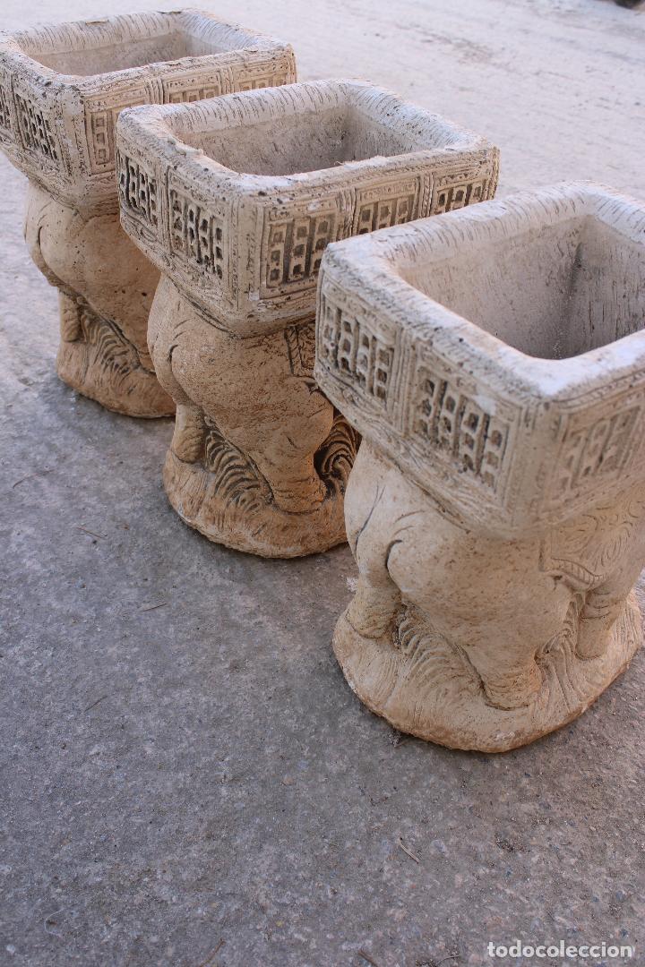 Antig&uuml;edades: 3 maceteros, 3 elefantes de piedra artificial - Foto 5