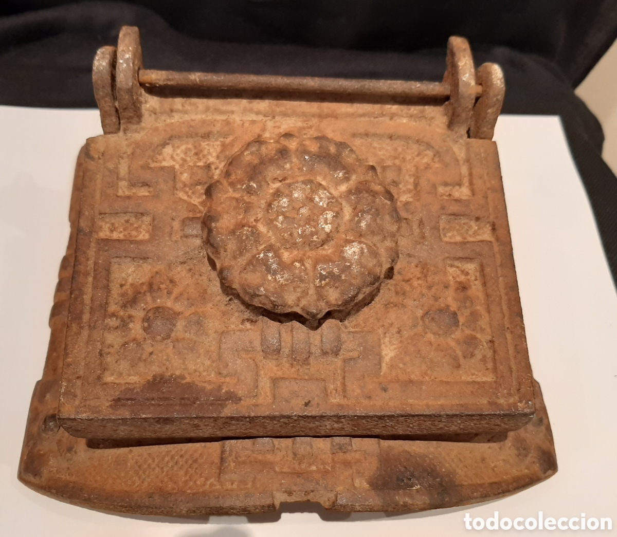 Antig&uuml;edades: Antigua puerta de estufa de hierro. - Foto 1